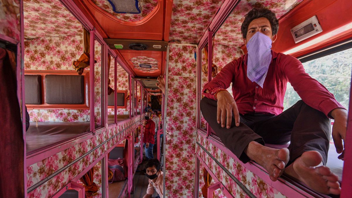 Fotoreportáž: Miliony Indů bez práce, bez peněz a daleko od domova